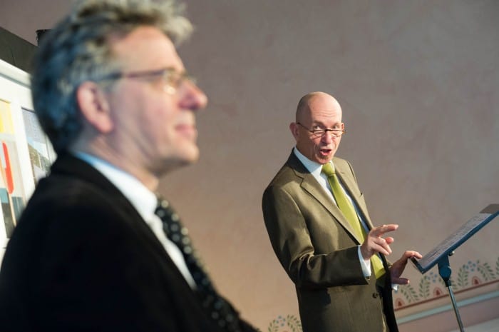 Andreas Döring (rechts) liest die Briefe von Rudolf Jahns. Foto: Theater Zeitraum