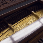 Im Depot befinden sich sehr alte und wertvolle Klaviere. Screenshot: Knut Bussian (aus Video des Städtischen Museums)