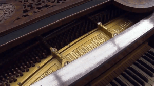 Im Depot befinden sich sehr alte und wertvolle Klaviere. Screenshot: Knut Bussian (aus Video des Städtischen Museums)
