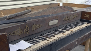 Die Klaviere sind durch unsachgemäße Lagerung über viele Jahrzehnte stark in Mitleidenschaft gezogen. Screenshot: Knut Bussian (aus Video des Städtischen Museums)