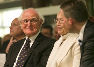 Professor Dr. Hans-Ulrich Wehler (l.) mit Ehefrau Renate im Gespräch mit Cord-Friedrich Berghahn, Präsident der Lessing-Akademie. Foto: Peter Sierigk