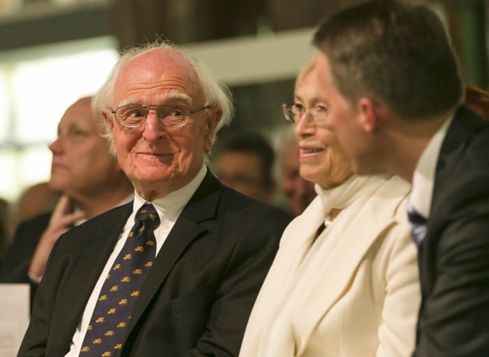 Professor Dr. Hans-Ulrich Wehler (l.) mit Ehefrau Renate im Gespräch mit Cord-Friedrich Berghahn, Präsident der Lessing-Akademie. Foto: Peter Sierigk