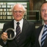 Professor Dr. Hans-Ulrich Wehler mit Preis und der Präsident der Lessing-Akademie Cord-Friedrich Berghahn (r.). Foto: Peter Sierigk