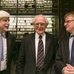 Der Lessing-Preisträger für Kritik 2014 Professor Dr. Hans-Ulrich Wehler (Mitte) eingerahmt vom Laudator Dr. Volker Ullrich (l.) und Förderpreisträger Albrecht von Lucke (r.). Foto: Peter Sierigk