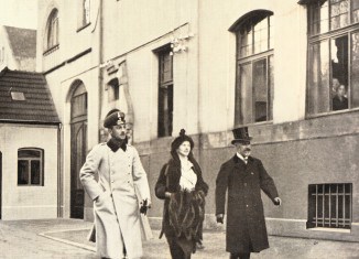 Herzog Ernst-August von Braunschweig und Herzogin Viktoria-Luise besichtigen mit Heinrich Büssing (rechts) das Braunschweiger Werk, das kriegswichtige Fahrzeuge baute. Büssing-Foto Archiv E.-J. Zauner