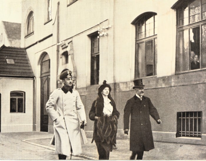 Herzog Ernst-August von Braunschweig und Herzogin Viktoria-Luise besichtigen mit Heinrich Büssing (rechts) das Braunschweiger Werk, das kriegswichtige Fahrzeuge baute. Büssing-Foto Archiv E.-J. Zauner