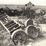 An der Westfront ein zerschossener Büssing-Lastwagen und das Grab des Kraftfahrers bei Le Pavé. Büssing-Foto: Archiv E-J Zauner
