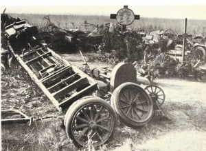 An der Westfront ein zerschossener Büssing-Lastwagen und das Grab des Kraftfahrers bei Le Pavé. Büssing-Foto: Archiv E-J Zauner