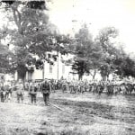 Soldaten der 20. Infanterie-Division an der Ostfront, im Hintergrund marschieren österreichische Verbündete, zu deren Unterstützung sie von der Westfront verlegt worden waren. Foto von Glasplatte Archiv E-J Zauner