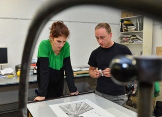 Stipendiatin Hanna Nitsch mit Christoph Baranski in der Druckwerkstatt der Städtischen Galerie in Wolfsburg. Foto: Andreas Greiner Napp