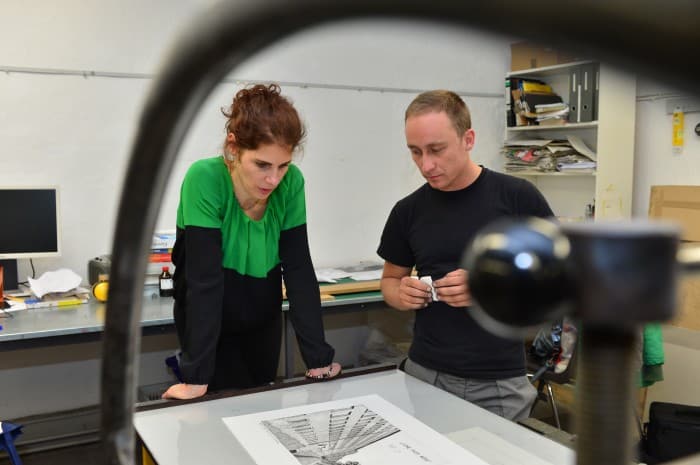 Stipendiatin Hanna Nitsch mit Christoph Baranski in der Druckwerkstatt der Städtischen Galerie in Wolfsburg. Foto: Andreas Greiner Napp