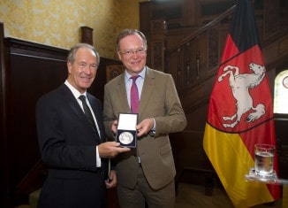 Oberbürgermeister Dr. Gert Hoffmann (links) erhielt die Landesmedaille aus den Händen von Niedersachsens Ministerpräsident Stephan Weil. Foto: Nigel Treblin