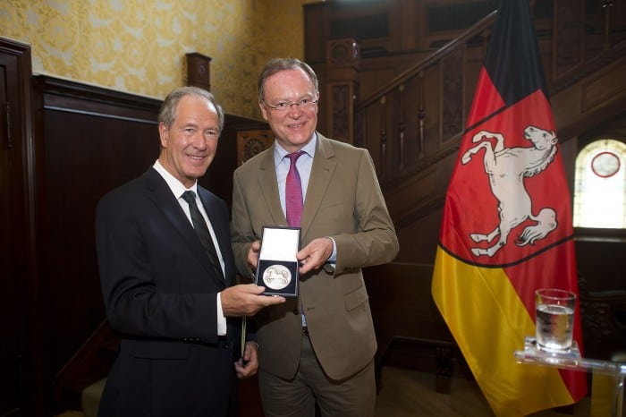 Oberbürgermeister Dr. Gert Hoffmann (links) erhielt die Landesmedaille aus den Händen von Niedersachsens Ministerpräsident Stephan Weil. Foto: Nigel Treblin