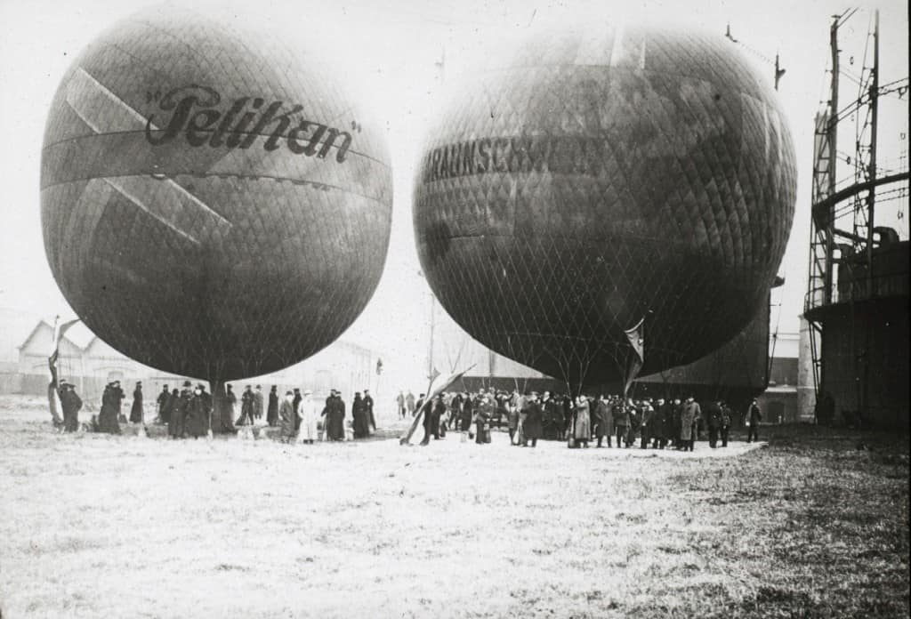 Tollkühne Piloten in „fliegenden Kugeln“