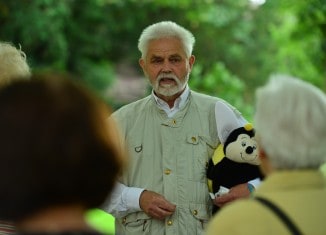 Imker Hans-Georg Picker führte durch das 3. Schauschleudern der Stiftung Braunschweigischer Kulturbesitz. Foto: Andreas Greiner-Napp