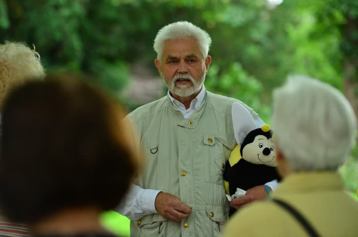 Imker Hans-Georg Picker führte durch das 3. Schauschleudern der Stiftung Braunschweigischer Kulturbesitz. Foto: Andreas Greiner-Napp