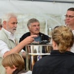 Imker Hans-Georg Picker erklärt, wie eine Honigschleuder funktioniert. Foto: Andreas Greiner-Napp