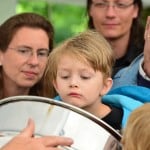 Das Schauschleudern im Zelt fand reges Interesse – trotz des Regens. Foto: Andreas Greiner-Napp