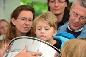 Das Schauschleudern im Zelt fand reges Interesse – trotz des Regens. Foto: Andreas Greiner-Napp