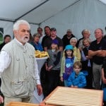 Imker Hans-Georg Picker zeigte den Besuchern den Aufbau des Bienenhauses der Stiftungen. Foto: Andreas Greiner-Napp