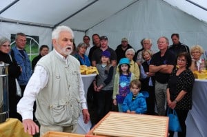 Imker Hans-Georg Picker zeigte den Besuchern den Aufbau des Bienenhauses der Stiftungen. Foto: Andreas Greiner-Napp