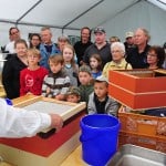 Ganz unten im Bienenhaus befindet sich ein Rost, durch den Dreck fallen kann. Foto: Andreas Greiner-Napp