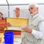 Imker Hans-Georg Picker zeigt ein Rahmen, in dem die Bienen ihre Waben bauen. Foto: Andreas Greiner-Napp