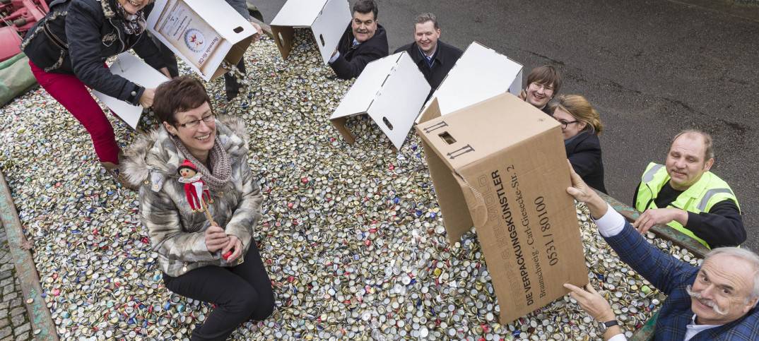 Die Unterstützer und Förderer der Kronkorken-Aktion füllen eigenhändig den Container.