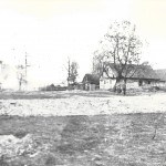 Zwei Soldaten vor einem Gehöft in Galizien. Foto: Archiv Ernst-Johann Zauner