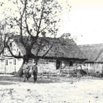 Zwei Soldaten vor Gehöft in Galizien. Foto: Archiv Ernst-Johann Zauner