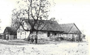 Zwei Soldaten vor Gehöft in Galizien. Foto: Archiv Ernst-Johann Zauner