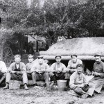 Die Küchenkolonne beim Kartoffelschälen. Foto: Archiv Ernst-Johann Zauner