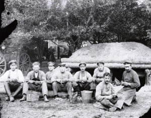 Die Küchenkolonne beim Kartoffelschälen. Foto: Archiv Ernst-Johann Zauner