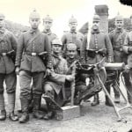 Ein Maschinengewehrzug, die Soldaten trugen noch die Pickelhaube, die 1916 durchgehend durch den Stahlhelm ersetzt wurde. Foto: Archiv Ernst-Johann Zauner
