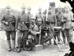 Ein Maschinengewehrzug, die Soldaten trugen noch die Pickelhaube, die 1916 durchgehend durch den Stahlhelm ersetzt wurde. Foto: Archiv Ernst-Johann Zauner