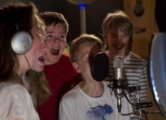 Schülerinnen und Schüler der Hauptschule Pestalozzistraße beim Einsprechen von Texten im Tonstudio. Foto: LOT-Theater