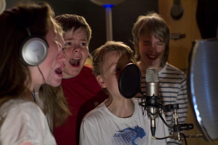 Schülerinnen und Schüler der Hauptschule Pestalozzistraße beim Einsprechen von Texten im Tonstudio. Foto: LOT-Theater