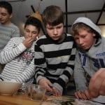 Riechen, fühlen, schmecken: Auch Jungen interessieren sich für die Pflanzenwelt. Foto: TU