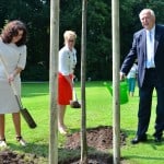 Niedersachsens Ministerin für Wissenschaft und Kultur, Dr. Gabriele Heinen-Kljajić, Braunschweigs Kulturdezernentin Dr. Anja Hesse und Vecheldes Bürgermeister Hartmut Marotz pflanzten eine Linde im Vechelder Schlosspark. Foto: Andreas Greiner-Napp