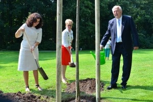 Niedersachsens Ministerin für Wissenschaft und Kultur, Dr. Gabriele Heinen-Kljajić, Braunschweigs Kulturdezernentin Dr. Anja Hesse und Vecheldes Bürgermeister Hartmut Marotz pflanzten eine Linde im Vechelder Schlosspark. Foto: Andreas Greiner-Napp