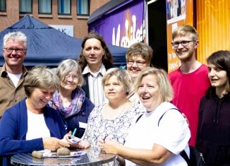 Das Team vom Kunstprojekt „Mobiles Hospiz“. Von links: Martin Huene, Doris Schroeder, Friederike Adelheid Bernst-Hilpert, Ulrich Kreutzberg, Annette Förster, Bettina Gummert, Doris Buttler, Moritz Scheuermann, Melanie Irmey. Foto: TPZ/Jasper Meister