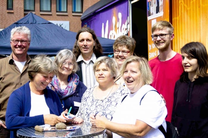 Das Team vom Kunstprojekt „Mobiles Hospiz“. Von links: Martin Huene, Doris Schroeder, Friederike Adelheid Bernst-Hilpert, Ulrich Kreutzberg, Annette Förster, Bettina Gummert, Doris Buttler, Moritz Scheuermann, Melanie Irmey. Foto: TPZ/Jasper Meister