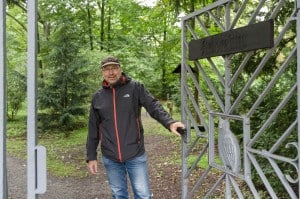 Holger Schnitt, Diplom-Geograph bei der Stadt, lädt zum Besuch des Arboretums ein. Foto: Peter Sierigk