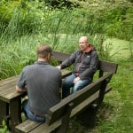 Sitzgelegenheiten, wie hier an einem Teich, laden zum Verweilen ein. Foto: Peter Sierigk