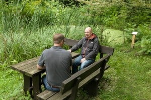 Sitzgelegenheiten, wie hier an einem Teich, laden zum Verweilen ein. Foto: Peter Sierigk