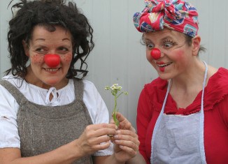 Das Rote Nase Clowntheater spielt für Kinder im „Theater-Kunst-Café“ im Garten des Hauses der Stiftungen. Foto: Stiftung Braunschweiger Kulturbesitz