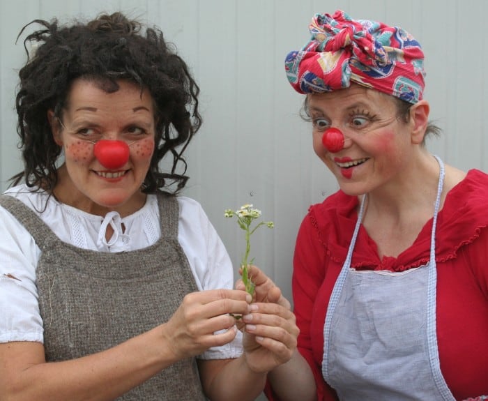 Das Rote Nase Clowntheater spielt für Kinder im „Theater-Kunst-Café“ im Garten des Hauses der Stiftungen. Foto: Stiftung Braunschweiger Kulturbesitz