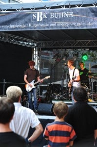 Auf der SBK-Bühne an der Karrenführerstraße (Ecke Galeria) treten Nachwuchsbands aus der Region auf. Foto: Andreas Greiner-Napp