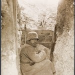 Deutscher Soldat im Schützengraben mit Granatwerfer 1916-1918, Fotograf unbekannt, privater Leihgeber, Reproduktion: Braunschweigisches Landesmuseum/ C. Cordes
