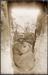 Deutscher Soldat im Schützengraben mit Granatwerfer 1916-1918, Fotograf unbekannt, privater Leihgeber, Reproduktion: Braunschweigisches Landesmuseum/ C. Cordes